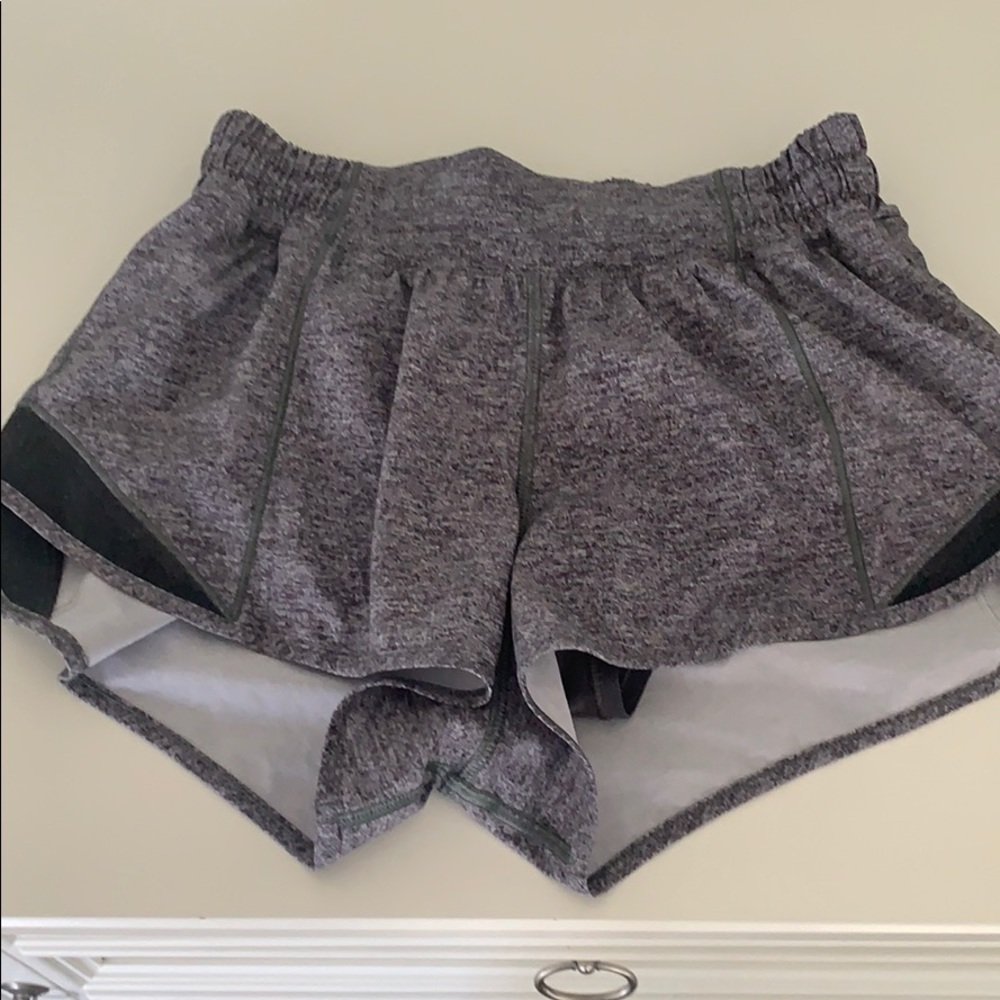 Lululemon hotty hot shorts 2.5 inch